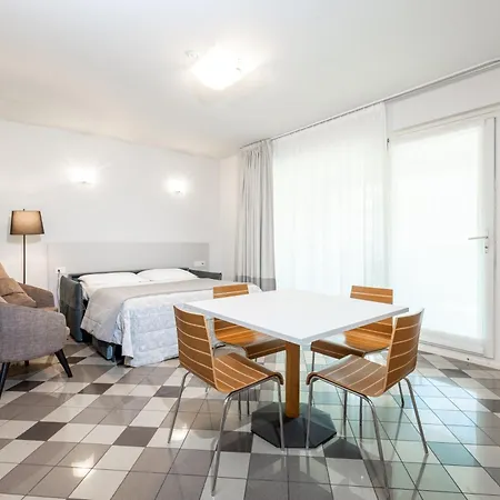 Ξενοδοχείο με διαμερίσματα Piazzi House 4*