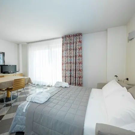 Ξενοδοχείο με διαμερίσματα Piazzi House 4*